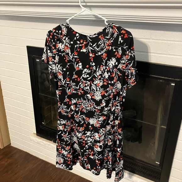 Knee length short sleeved dress. Size 1X - Picture 2 of 2